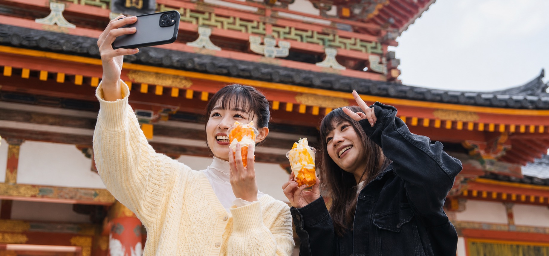 耕三寺の前でできたてのパフェを楽しむお客様