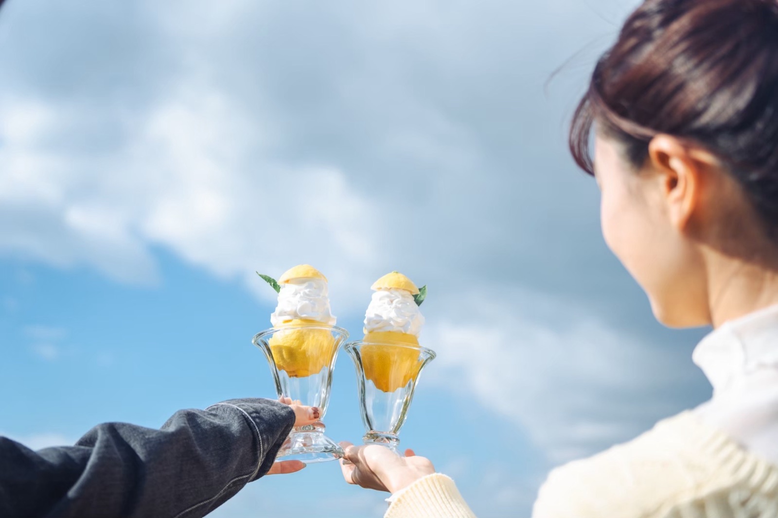 青空に掲げた季節の柑橘パフェ